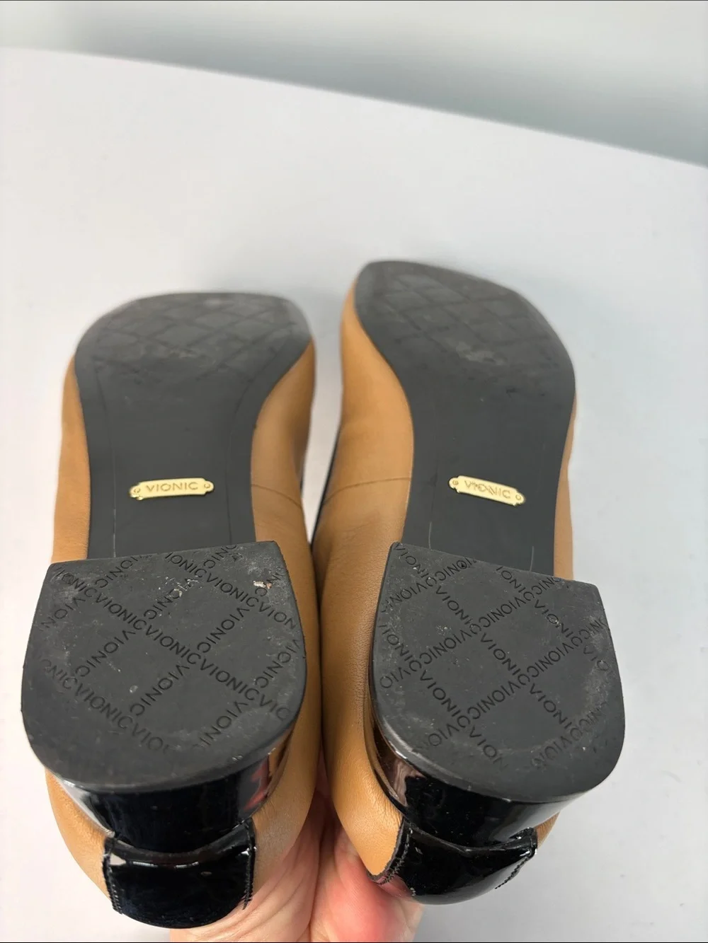 🐎 Vionic Tan and Black Cap-Toe Ballet Flats with Bow Accent DAPHNE